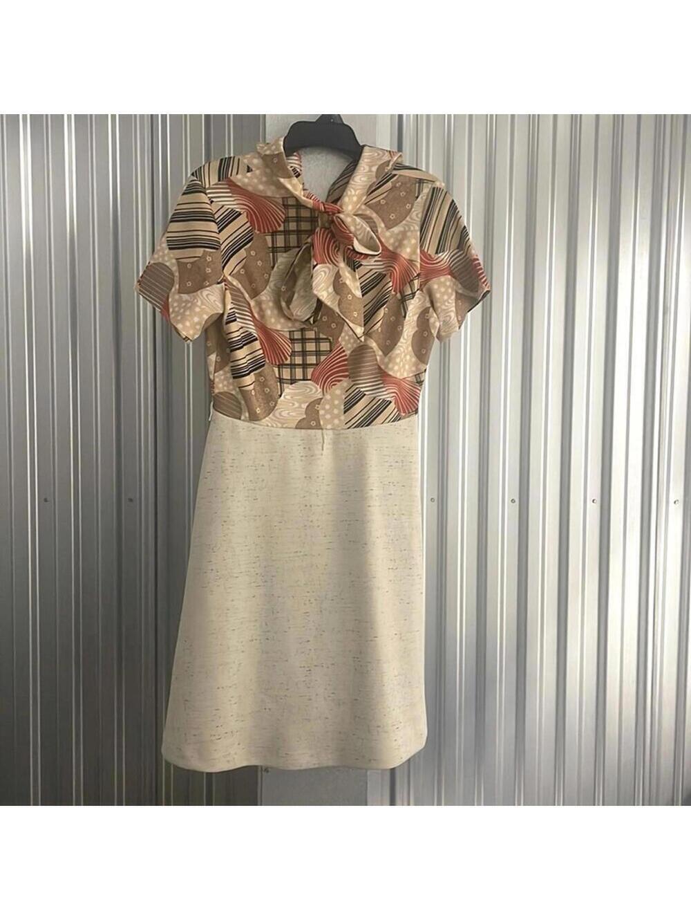 1970s Linda Matthew’s Retro Neutral Geometric Print Short Sleeve Dress